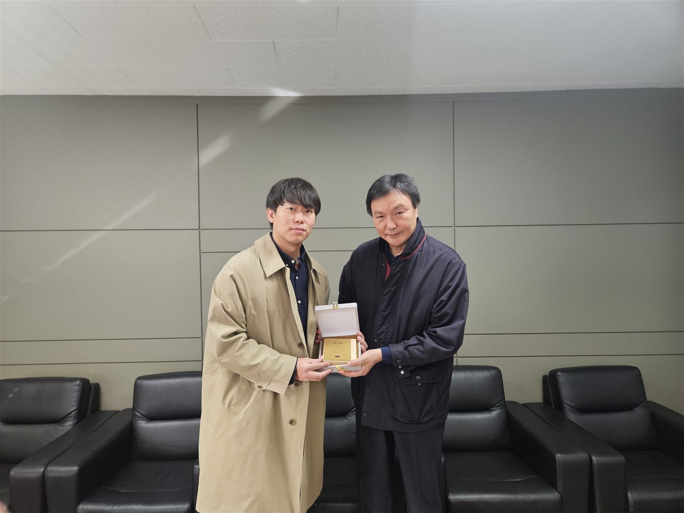 이준신 명예회장 감사패 전달